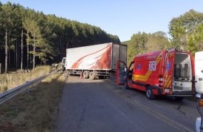 Acidente com três caminhões deixa motorista ferido na SC-120 