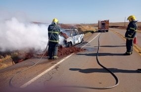 Picape é consumida por incêndio no interior de Campos Novos