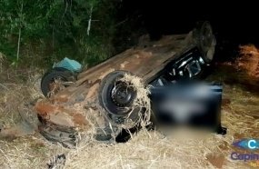 Picape com dois ocupantes capota após colidir contra barranco 