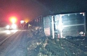 Motorista fica ferido após carreta tombar na BR-470 