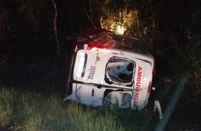 Acidente com ambulância deixa três feridos na BR-470 