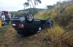 Condutora fica ferida após carro capotar na BR-282