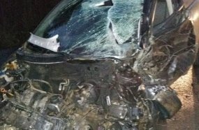 Motorista ferido em colisão entre carro e carreta na BR-470