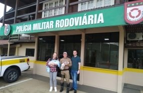 Após nascimento do bebê, casal agradece o apoio da Polícia Rodoviária