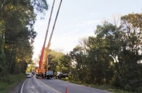 Guindaste remove caminhão que despencou em ribanceira na BR-282