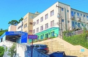 PM utiliza arma de choque para conter cidadão exaltado em hospital