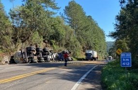 Tombamento de carreta com combustível bloqueia BR-282