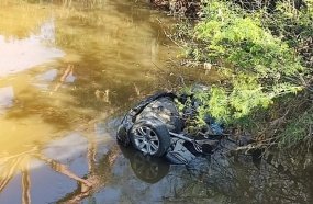 Carro com quatro crianças cai em rio após motorista fugir de blitz 