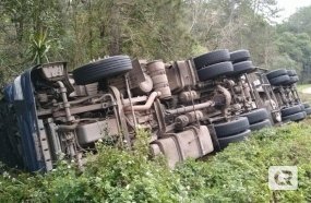 Carreta que transportava container tomba em Joaçaba 