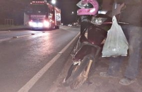 Motorista foge após colisão que deixou motociclista ferida 