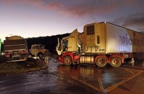 Colisão entre carretas deixa motorista ferido no Trevão de Irani 