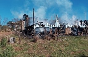 Família perde tudo após casa pegar fogo em Monte Carlo 