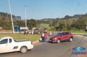 Caminhão tomba após colisão na rotatória de Ouro 