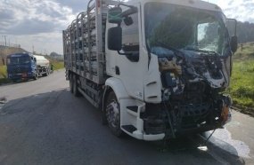 Colisão entre caminhões deixa motorista ferido na BR-470 