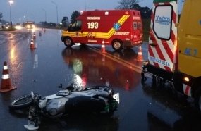 Motorista foge deixando motociclista ferido após colisão 