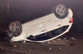 Jovens ficam feridas após carro capotar em Rio das Antas