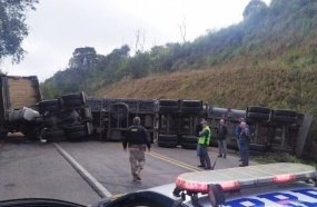 Tombamento de carreta bitrem deixou BR-153 interditada 