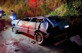 Veículo fica destruído após capotamento na SC-135 
