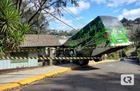 Ônibus atinge residência durante manobra em Joaçaba 
