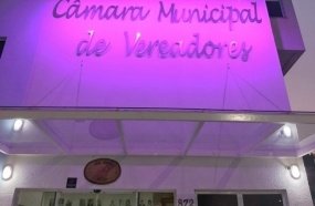 Iluminação da Câmara lembra campanha pelo fim da violência contra a mulher