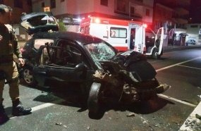 Duas pessoas ficam feridas após carro bater contra poste 