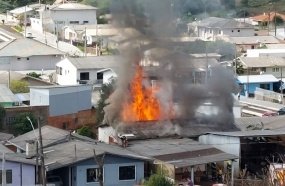 Incêndio atinge duas casas no centro de Campos Novos 