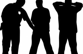 Escola terá que indenizar aluno submetido a revista policial 