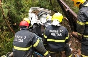 Motorista morre após carreta carregada de pinus tombar na SC-340