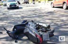 Motociclista sofre queda após colisão no Acesso Adolfo Ziguelli