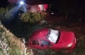 Carro cai em barranco após capotar na SC-135