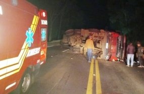 Tombamento de carreta deixa motorista gravemente ferido 