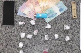 Jovem é preso por tráfico de drogas após abordagem da PM