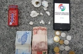 PM flagra adolescente rondando escola com drogas 