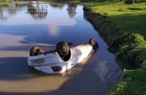 Motorista capota veículo dentro de açude em Catanduvas 