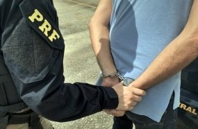 Homem é preso após tentar subornar policiais rodoviários 