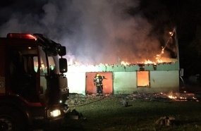 Casa é destruída por incêndio no interior de Lacerdópolis 