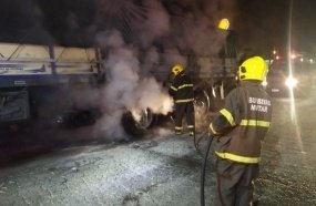 Bombeiros combatem incêndio em carreta na BR-282 