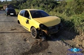 Veículo capota após colidir em barranco no Distrito de Barra do Leão