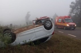 Condutora capota veículo após saída de pista na SC-452
