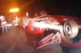 Jovem é socorrido inconsciente após capotar picape 
