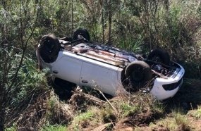 Carro capota fora da pista após colisão na SC-452