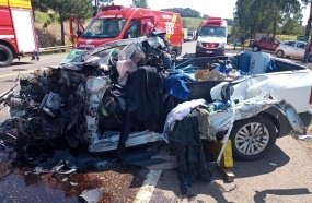 Jovem perde a vida após colisão entre picape e caminhão na RB-282