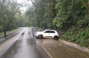 Carro vai parar na sarjeta após saída de pista em Ibicaré 