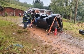 Passageiro morre após carro capotar fora da pista na BR-282 