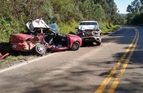 Colisão entre veículos mata três pessoas na SC-452