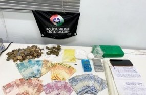 Casal é preso por tráfico de drogas após denúncia de violência doméstica 