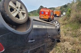 Mulher é socorrida com ferimentos após carro capotar na SC-135
