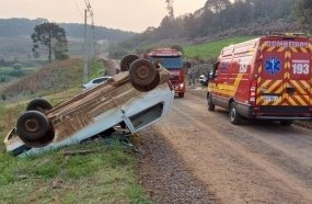 Carro capota após colisão frontal no interior de Fraiburgo 