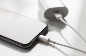 Juiz de Joaçaba condena fabricante por venda de celular sem carregador