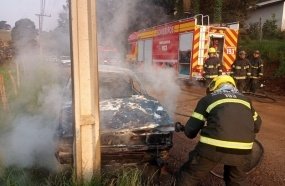 Veículo é destruído por incêndio em Campos Novos
